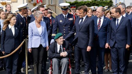 Emmanuel Macron rend hommage aux 177 Français qui participèrent au Débarquement