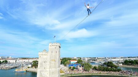 Un funambule à 50 mètres au dessus du sol sur le port de la Rochelle