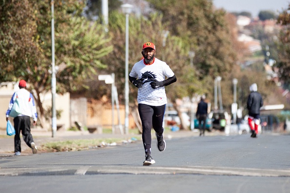 Roro Mokgele Ramathe participe à une séance d'entraînement pour le prochain Comrades Marathon, l'ultra-marathon d'environ 89 kilomètres, à Orlando East, Soweto, le 30 mai 2023. (SIYAMAZI KHATHOLA/AFP via Getty Images)