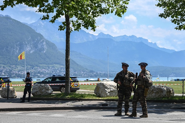 Un demandeur d'asile se disant Syrien a semé la terreur ce 8 juin et provoqué un vif émoi à Annecy blessant, armé d'un couteau, cinq personnes dont quatre enfants en très bas âge avant d'être interpellé par la police. (Photo OLIVIER CHASSIGNOLE/AFP via Getty Images)