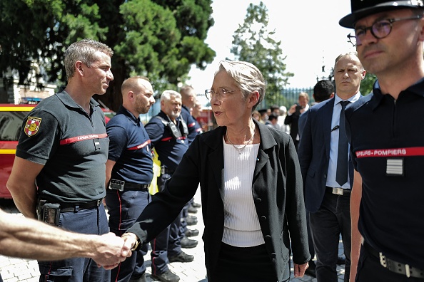 La Première ministre Élisabeth Borne à Annecy, le 8 juin 2023, après une attaque à l'arme blanche dans les Jardins de l'Europe de la ville. (OLIVIER CHASSIGNOLE/AFP via Getty Images)