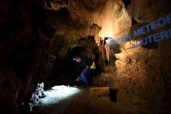 Le paléoclimatologue Dominique Genty travaille dans la grotte de Villars, occupée au Magdalénien inférieur par des chasseurs-cueilleurs de Cro-Magnon, le 23 mai 2023. (MEHDI FEDOUACH/AFP via Getty Images)