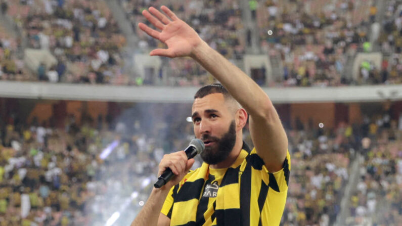 Karim Benzema salue la foule lors de sa présentation au stade King Abdullah Sports City à Jeddah, le 8 juin 2023. (Photo: -/AFP via Getty Images)