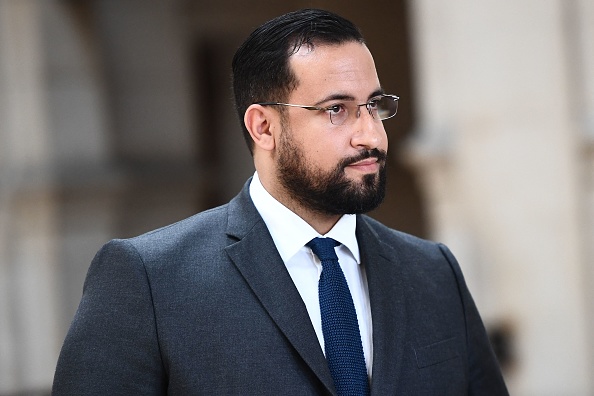 L'ancien garde du corps du président français Alexandre Benalla au tribunal de Paris, le 9 juin 2023, pour son procès en appel pour l'agression d'un jeune couple lors de la manifestation du 1er mai en 2018. (CHRISTOPHE ARCHAMBAULT/AFP via Getty Images)