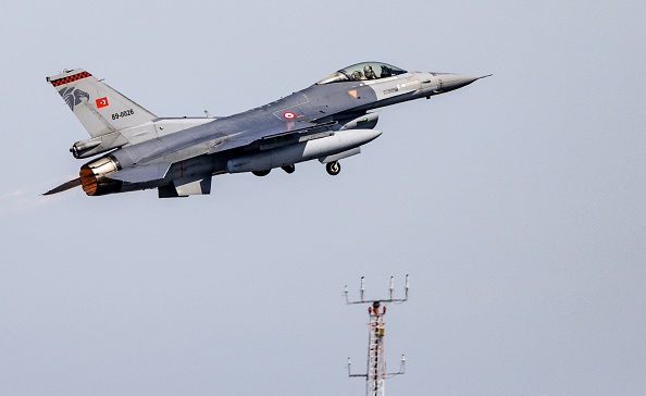 Un avion de combat F-16 de l'armée de l'air turque à l'aéroport militaire de Jagel, en Allemagne, le 9 juin 2023. (AXEL HEIMKEN/POOL/AFP via Getty Images)