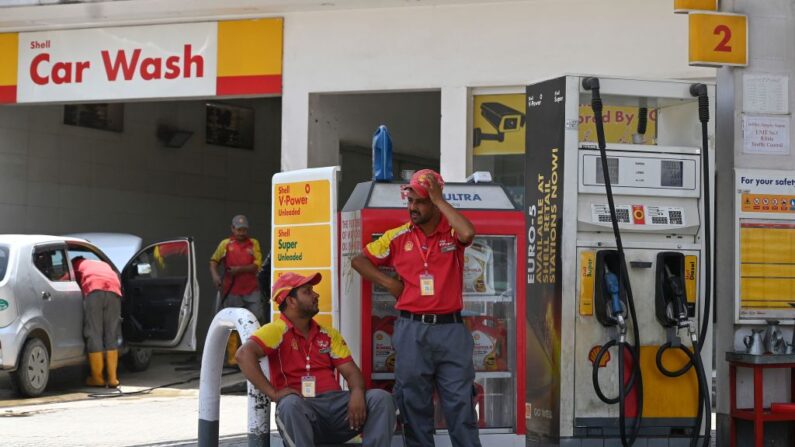 Après avoir été livré en pétrole des employés de stations-service attendent le retour des clients à Rawalpindi le 9 juin 2023. (Photo FAROOQ NAEEM/AFP via Getty Images)