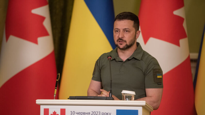 Le président ukrainien Volodymyr Zelensky s'exprime lors de sa conférence de presse conjointe avec le premier ministre canadien Justin Trudeau le 10 juin 2023 à Kiev. (Photo Alexey Furman/Getty Images)