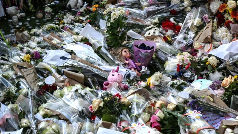 Des centaines de personnes ont déposé des fleurs, des peluches et des ballons en forme de cœur sur le site de l'attaque, le 11 juin 2023 à Annecy. (Photo: JEAN-PHILIPPE KSIAZEK/AFP via Getty Images)