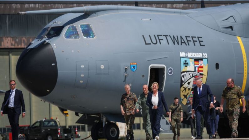 Un avion militaire Airbus A400M des forces armées allemandes Bundeswehr lors de l'exercice Air Defender 2023 sur la base aérienne militaire de Wunstorf, dans le nord de l'Allemagne, le 12 juin 2023. (Photo : RONNY HARTMANN/AFP via Getty Images)