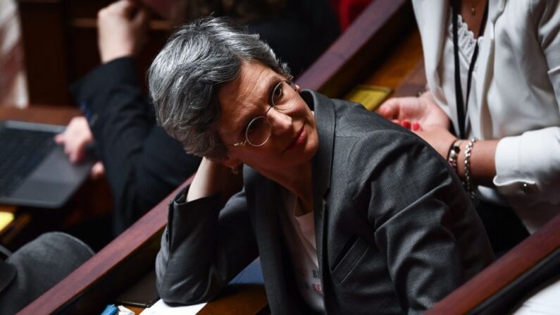 La députée française et membre du parti EELV (Europe Écologie Les Verts) Sandrine Rousseau assistant à une session parlementaire à l'Assemblée nationale française à Paris le 13 juin 2023. (CHRISTOPHE ARCHAMBAULT/AFP via Getty Images)