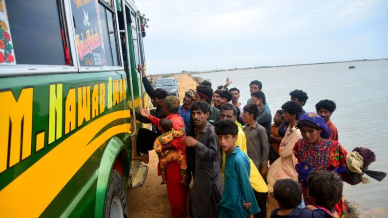 Plus de 40.000 personnes ont été évacuées en Inde et au Pakistan alors qu'un cyclone s'approche de leurs côtes, ont déclaré les autorités le 13 juin. (Photo -/AFP via Getty Images)