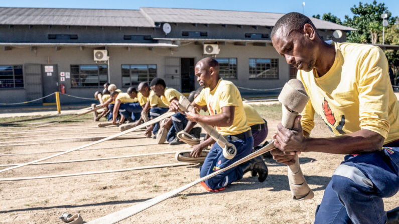 Des pompiers de l'organisation de protection de l'environnement, Working On Fire, lors d'une session de formation au centre de formation de Kishugu à Mbombela, le 13 juin 2023. (Photo SHIRAAZ MOHAMED/AFP via Getty Images)