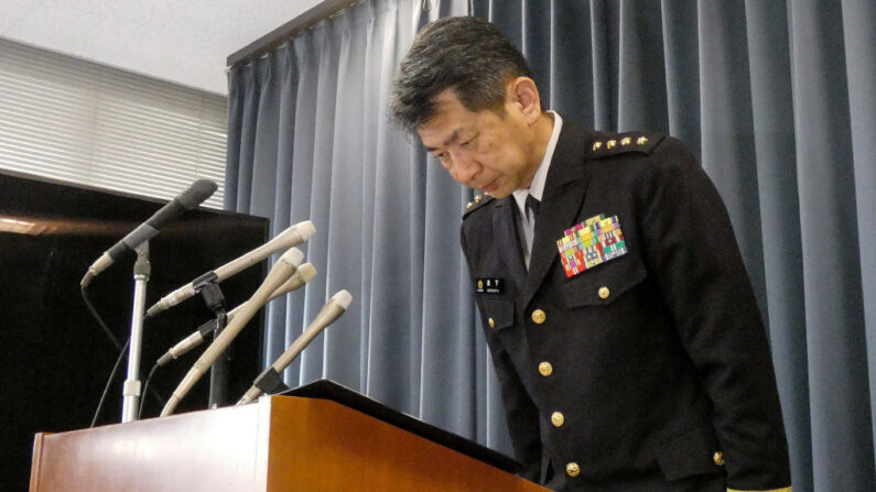 Le chef d'état-major des forces terrestres d'autodéfense du Japon (GSDF), Yasunori Morishita, présente ses excuses lors d'une conférence de presse au ministère de la défense à Tokyo le 14 juin 2023, après un incident de tir survenu avec des soldats sur un terrain d'entraînement dans la préfecture de Gifu. (Photo  STR/JIJI Press/AFP via Getty Images)