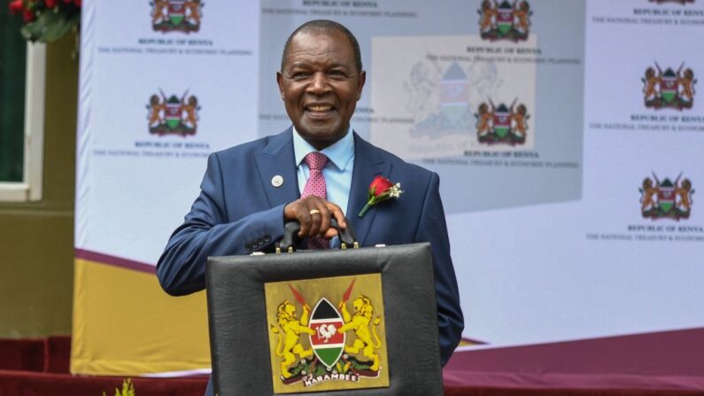 Le secrétaire du cabinet du Trésor du Kenya, Njuguna Ndung'u, pose avec la mallette du budget avant de partir au Parlement pour lire le discours du budget pour 2022-2023 à Nairobi, le 15 juin 2023 à Nairobi. (Photo SIMON MAINA/AFP via Getty Images)