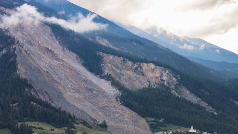 Les 84 habitants de Brienz avaient été évacués le 12 mai après que les autorités eurent déterminé que l'Insel, un pic instable situé au-dessus du village et contenant quelque deux millions de mètres cubes de roches, pourrait s'effondrer dans les jours à venir. (ARND WIEGMANN/AFP via Getty Images)