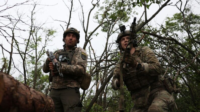 Des soldats ukrainiens tiennent leurs positions sur la ligne de front près de la ville de Bakhmut le 17 juin 2023, au milieu de l'invasion russe de l'Ukraine. (Photo ANATOLII STEPANOV/AFP via Getty Images)