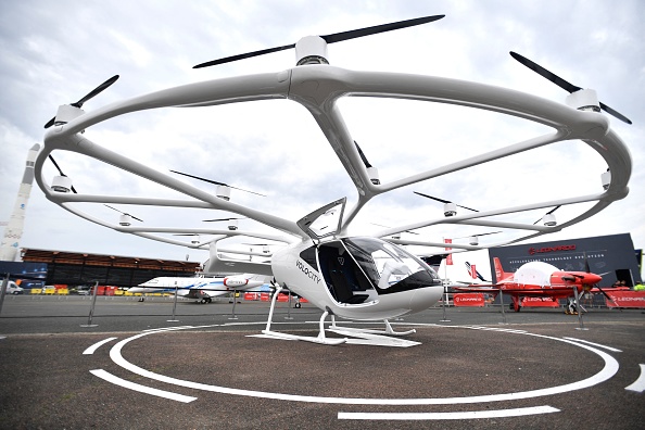 Le taxi aérien Volocopter 'Volocity' au Salon international de l'aéronautique et de l'espace de Paris-Le Bourget. (JULIEN DE ROSA/AFP via Getty Images)