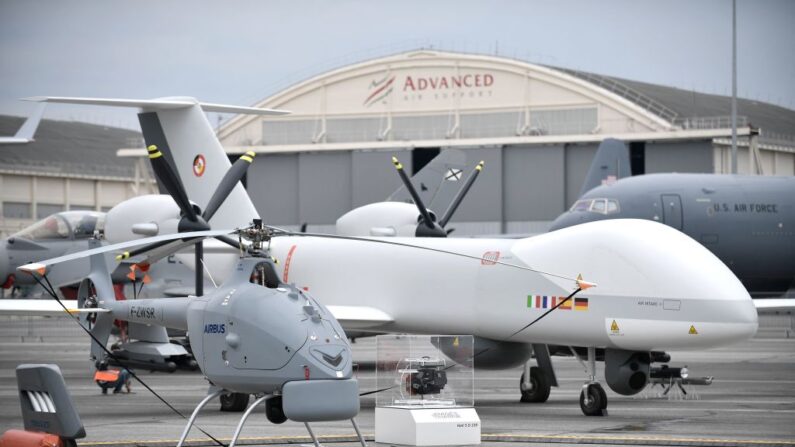 Un hélicoptère de reconnaissance sans pilote (drone) Airbus VSR700 (à g.) à côté du système d'aéronef télépiloté de moyenne altitude et de longue endurance (MALE RPAS) "Eurodrone" au salon international de l'aéronautique et de l'espace du Bourget, le 18 juin 2023. (JULIEN DE ROSA/AFP via Getty Images)