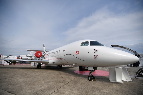 L'avion d'affaires Dassault Falcon 6X lors du Salon international de l'aéronautique et de l'espace à l'aéroport de Paris-Le Bourget. (JULIEN DE ROSA/AFP via Getty Images)