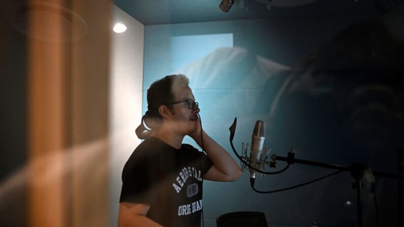 Le doubleur mexicain Armando Guerrero parle pendant une session de doublage pour une série télévisée, dans le studio d'enregistrement de Mexico City, le 19 mai 2023. (ALFREDO ESTRELLA/AFP via Getty Images)