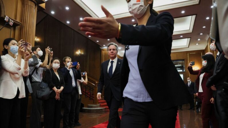 TOPSHOT - Le secrétaire d'État américain Antony Blinken (arrière-plan C) marche alors qu'il arrive pour rencontrer le directeur chinois du Bureau de la Commission centrale des affaires étrangères Wang Yi (non photographié) à la maison d'hôtes de l'État de Diaoyutai à Pékin le 19 juin 2023. (Photo by LEAH MILLIS / POOL / AFP) (Photo by LEAH MILLIS/POOL/AFP via Getty Images)