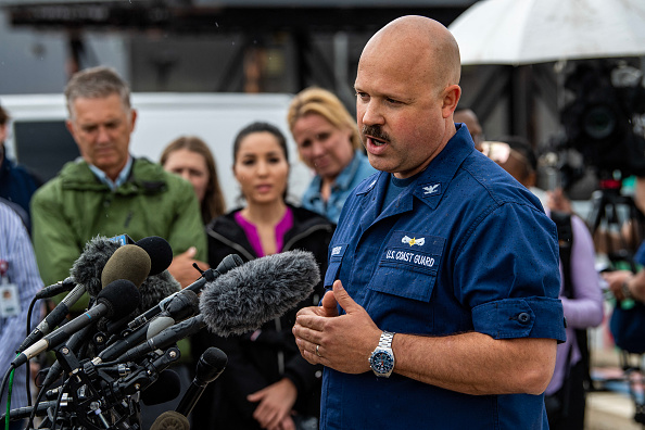 Le capitaine Jamie Frederick des garde-côtes américains lors d'une conférence de presse sur les efforts de recherche du submersible disparu près de l'épave du Titanic, à la base des garde-côtes de Boston, Massachusetts, le 20 juin 2023. (JOSEPH PREZIOSO/AFP via Getty Images)