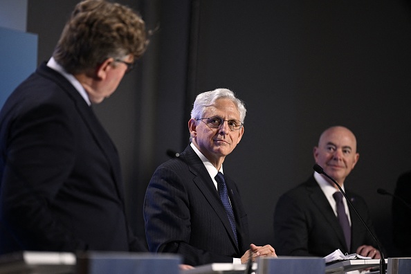 Le ministre suédois de la Justice, Gunnar Strommer (à g.), le procureur général des États-Unis, Merrick Garland (au c.), et le secrétaire à la Sécurité intérieure des États-Unis, Alejandro Mayorkas, à Stockholm, le 21 juin 2023. (PONTUS LUNDAHL/TT NEWS AGENCY/AFP via Getty Images)