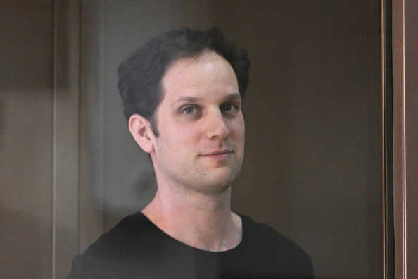  Le journaliste américain Evan Gershkovich avant l'audience d'examen d'un appel sur sa détention prolongée au tribunal de la ville de Moscou, le 22 juin 2023. (NATALIA KOLESNIKOVA/AFP via Getty Images)