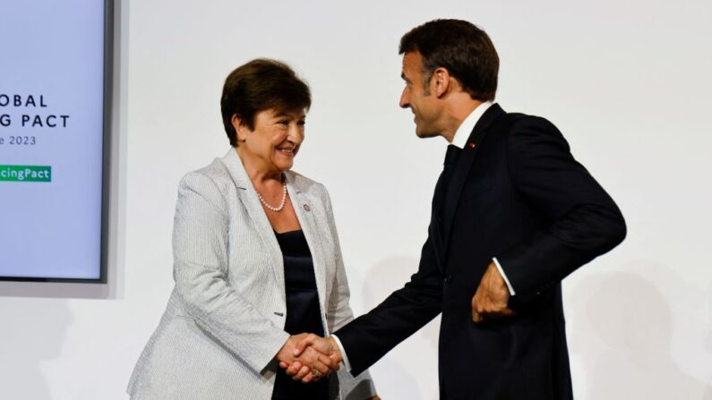 Emmanuel Macron et la directrice générale du Fonds monétaire international (FMI) Kristalina Georgieva, participent à une table ronde sur l'économie mondiale lors du sommet du nouveau pacte financier mondial au Palais Brongniart à Paris le 22 juin 2023. (Photo LUDOVIC MARIN/POOL/AFP via Getty Images)