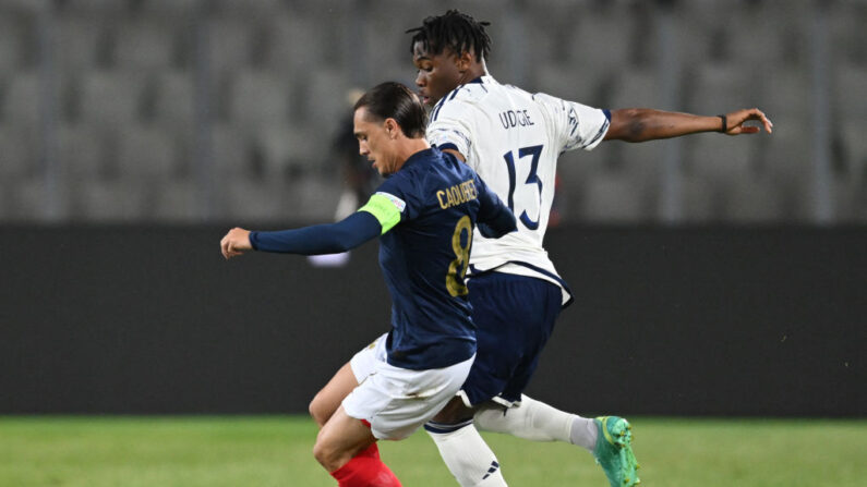 Le milieu de terrain Français Maxence Caqueret (G) et le défenseur Italien Destiny Udogie, à Cluj-Napoca, en Roumanie, le 22 juin 2023.  (Photo: DANIEL MIHAILESCU/AFP via Getty Images)