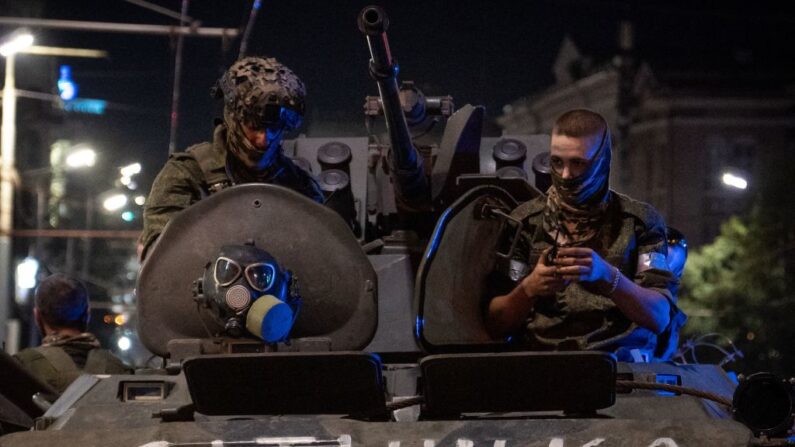 Des membres du groupe Wagner regardent un véhicule militaire portant l'inscription "Brother" à Rostov-sur-le-Don, le 24 juin 2023. (Photo ROMAN ROMOKHOV/AFP via Getty Images)