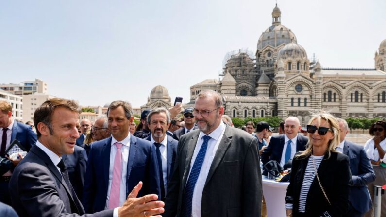 Emmanuel Macro devant la cathédrale de La Major à Marseille le 28 juin 2023. (Photo LUDOVIC MARIN/POOL/AFP via Getty Images)