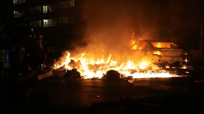 De violentes manifestations ont éclaté en France aux premières heures du 29 juin 2023, alors que la colère monte après le décès d'un adolescent tué par la police. (Photo ZAKARIA ABDELKAFI/AFP via Getty Images)