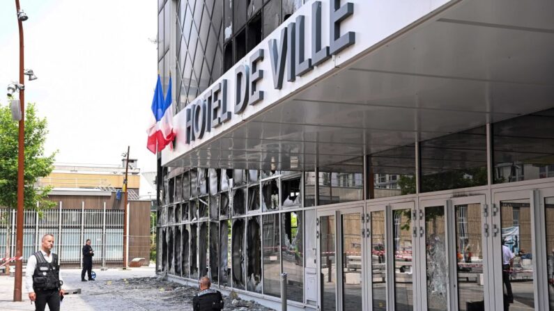 L'Hôtel de ville incendié à Garges-lès-Gonesse, dans la nuit du 28 au 29 juin, 2023. (Photo STEFANO RELLANDINI/AFP via Getty Images)