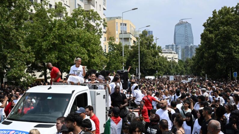 Mounia, la mère de Nahel, est assise sur un camion lors de la marche commémorative pour son fils dans la banlieue parisienne de Nanterre, le 29 juin 2023. (Photo BERTRAND GUAY/AFP via Getty Images)