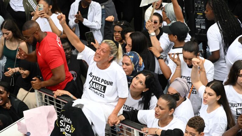 Mounia la mère de Nahel, lors de la marche blanche, à Nanterre le 29 juin 2023. (Photo BERTRAND GUAY/AFP via Getty Images)