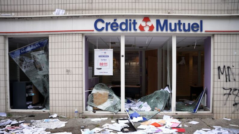 Un bureau de banque du Crédit Mutuel endommagé à la suite des émeutes qui ont éclaté en marge de la marche blanche du 29 juin 2023. (Photo ZAKARIA ABDELKAFI/AFP via Getty Images)