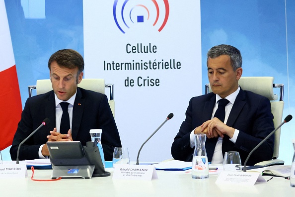 Le président Emmanuel Macron (à g.) à une réunion de la Cellule interministérielle de crise (CIC) à côté du ministre de l'Intérieur et de l'Outre-mer Gérald Darmanin, le 30 juin 2023. (YVES HERMAN/POOL/AFP via Getty Images)