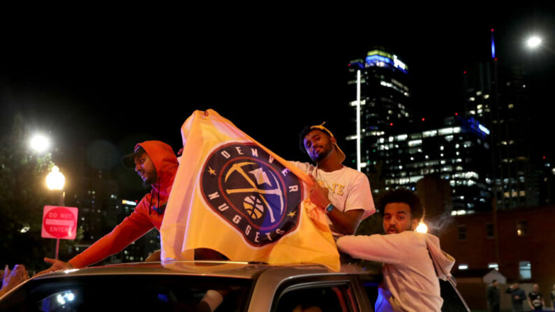 Les tirs ont eu lieu à un peu plus d'un kilomètre de la Ball Arena où les Nuggets ont battu lundi le Heat de Miami, remportant ainsi la finale du championnat professionnel nord-américain de basket-ball. (Photo Max Paro/Getty Images)