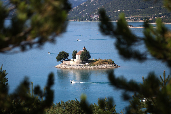 Une photo prise à Savines-le-Lac montre la chapelle Saint-Michel sur une petite île au milieu du lac artificiel de Serre-Ponçon, l'un des plus grands d'Europe. (JOEL SAGET/AFP/GettyImages)