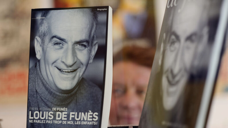 Un des livres sur Louis de Funès exposés au premier musée consacré à l'acteur français, le 10 juillet 2013 au Cellier, dans l'ouest de la France. L'acteur français Louis de Funes a vécu au château de Clermont au Cellier de 1967 à 1983, date de sa mort. (Photo : JEAN-SEBASTIEN EVRARD/AFP via Getty Image)