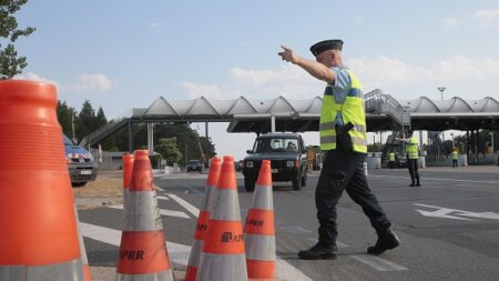 Autoroute A7: un camion se retrouve couché sur le flanc devant le péage, il est évacué après plusieurs heures