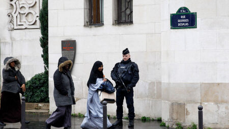 Porter l’abaya n’est pas un signe religieux musulman, d’après le CFCM