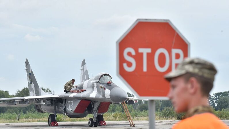 Un technicien prépare un chasseur ukrainien MIG-29 pour son prochain décollage. (SERGEI SUPINSKY/AFP via Getty Images)