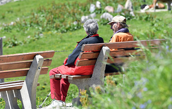 Le déclin des capacités physiques ou encore les craintes de laisser son domicile freinent les envies d’ailleurs. (Joerg Koch/Getty Images)