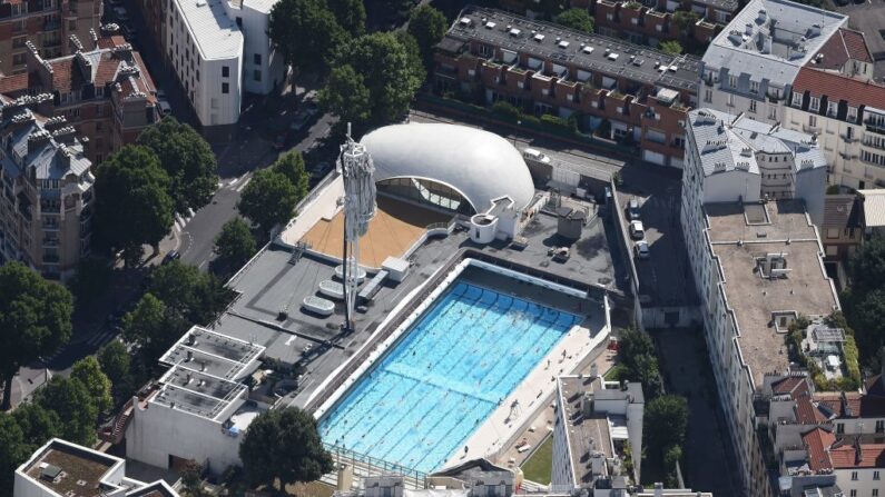 Vue aérienne de la piscine Georges-Hermant dans le XIXe arrondissement de Paris, le 14 juillet 2017. (JEAN-SEBASTIEN EVRARD/AFP via Getty Images)