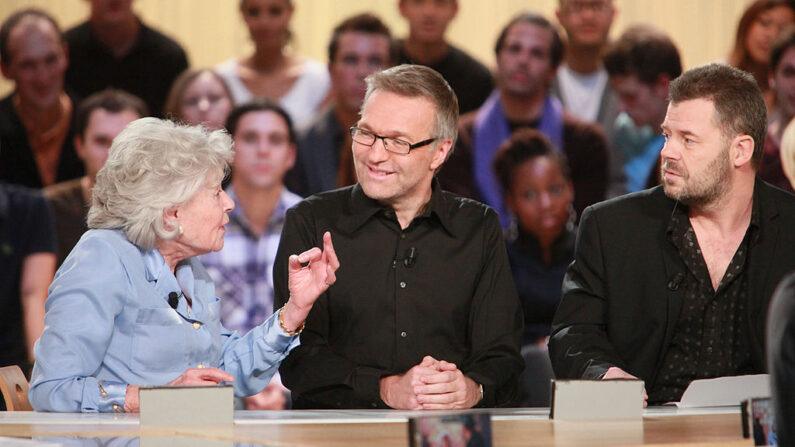 L'écrivaine française Claude Sarraute (à g.) dans l'émission de Laurent Ruquier (au c.) et l'écrivain Eric Naulleau lors de l'émission "Grand journal journal" sur un plateau de Canal+, le 17 novembre 2009. (THOMAS COEX/AFP via Getty Images)