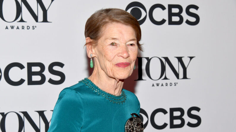 Glenda Jackson lauréate du prix de la meilleure performance d'une actrice dans un rôle principal dans une pièce de théâtre pour « Three Tall Women » d'Édward Albee, le 10 juin 2018 à New York. (Photo Dipasupil/Getty Images for Tony Awards Productions)