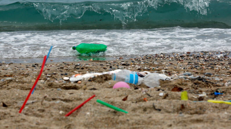 Déchets plastiques sur la plage de la mer Égée près d'Athènes le 26 juin 2018, Grèce. (Photo Milos Bicanski/Getty Images)