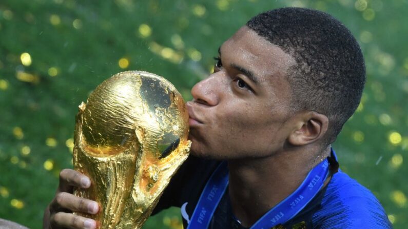 L'attaquant français Kylian Mbappé embrasse le trophée à la fin du match de football de la finale de la Coupe du monde Russie 2018 entre la France et la Croatie au stade Loujniki de Moscou, le 15 juillet 2018. (Photo : KIRILL KUDRYAVTSEV/AFP via Getty Images)